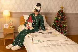 「東京ディズニーリゾートのクリスマスグッズとメニュー紹介　ミッキーのおそろコーデも」の写真