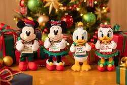 「トイズ・ワンダラス・クリスマス！」をモチーフにしたぬいぐるみバッジ