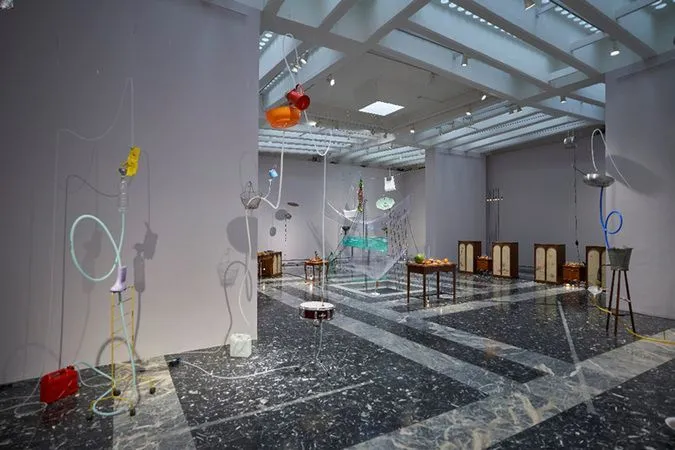 毛利悠子　Recompose（第60回ヴェネチア・ビエンナーレ日本館「Compose」展示風景（2024年）（主催：国際交流基金） 撮影：久家靖秀）