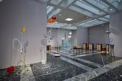 毛利悠子　Recompose（第60回ヴェネチア・ビエンナーレ日本館「Compose」展示風景（2024年）（主催：国際交流基金） 撮影：久家靖秀）