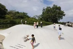 「【2026全国】もふもふの赤い絨毯が見頃！絶景コキア名所16選　1日遊べる＆入園無料も」の写真