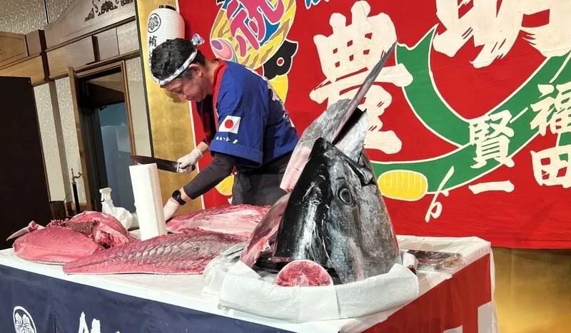迫力満点のマグロ解体ショー（2026年1月撮影）