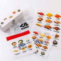 「おうちでビッくらポン！が楽しめる3COINS×くら寿司コラボ、回転寿司ごっこ雑貨も」の写真