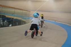 「入場無料の秋まつり！射的にスクイーズ作り、自転車体験も　千葉JPFドームで開催」の写真