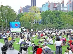 「日比谷公園」では、開放感あふれる芝生の上で映画を満喫できます！