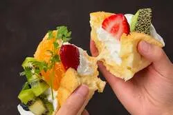「こぼれ落ちる覚悟でかぶりつけ！爆盛りオムレット全5種が千葉で土曜日に週替わり登場」の写真