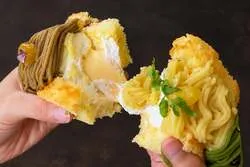 「こぼれ落ちる覚悟でかぶりつけ！爆盛りオムレット全5種が千葉で土曜日に週替わり登場」の写真