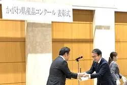 表彰式で賞状を受け取る様子（2026年10月6日・香川県庁）