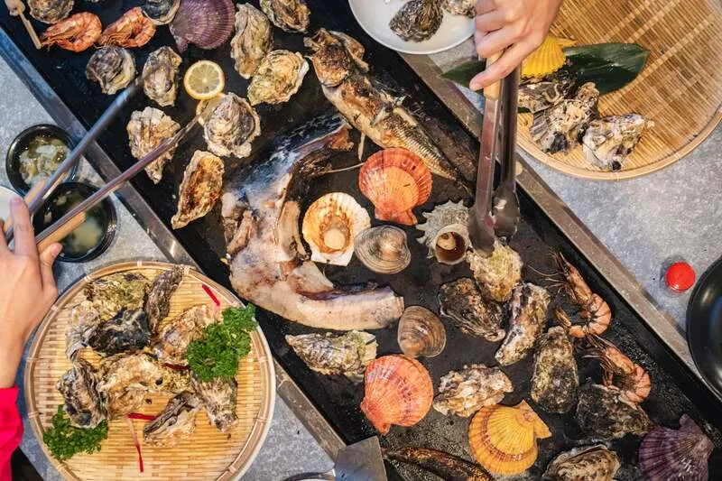 食べ放題で提供される牡蠣料理や海鮮メニューの数々