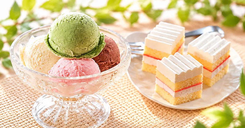バニラ・チョコ・抹茶・ストロベリーの4種類のアイスクリームとワッフル、日替わりケーキ