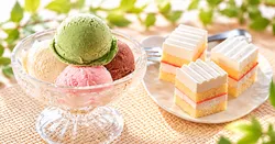 バニラ・チョコ・抹茶・ストロベリーの4種類のアイスクリームとワッフル、日替わりケーキ