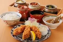「かまどで炊いたごはん3種が食べ放題！厚切りとんかつ「よし平」が東松山市にオープン」の写真