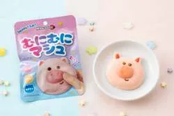 「スクイーズのような新感覚お菓子！むにむにぶた型マシュマロがセブン‐イレブンで発売」の写真