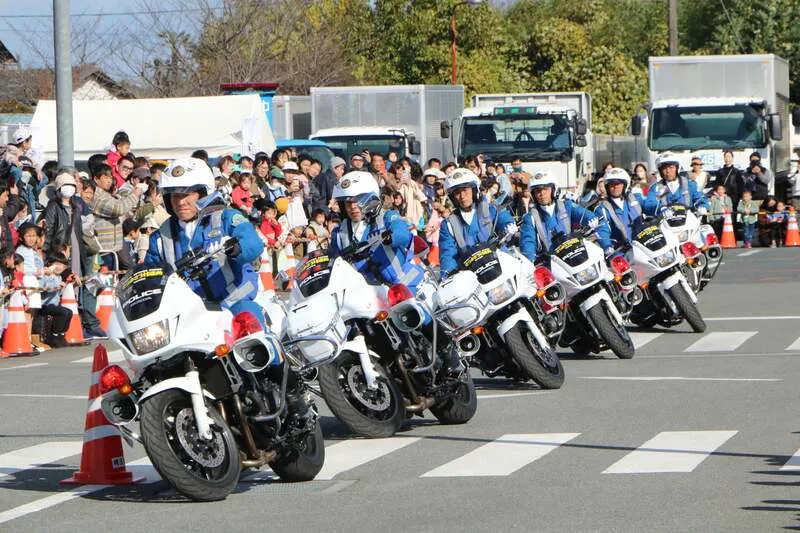 白バイ隊によるドリル走行