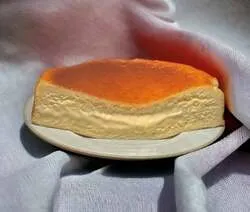 熊本・宇土「赤い看板」KUMAMOTOバスクチーズケーキ〈プレーン〉（1カット）751円、（ホール／直径約15cm）3,001円
