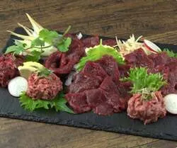熊本・御船町「菅乃屋」鮮馬刺し国産馬刺し3種スライスセット（1パック）4,212円