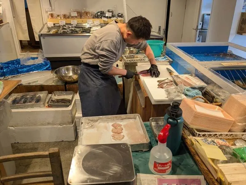 魚の目利きのプロが店内で魚を捌きます