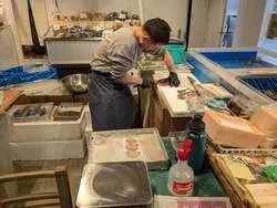 魚の目利きのプロが店内で魚を捌きます