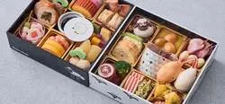 「ひつじのショーンのおせちが国内初登場！食べ終えたあとも使える重箱付きの和洋二段重」の写真