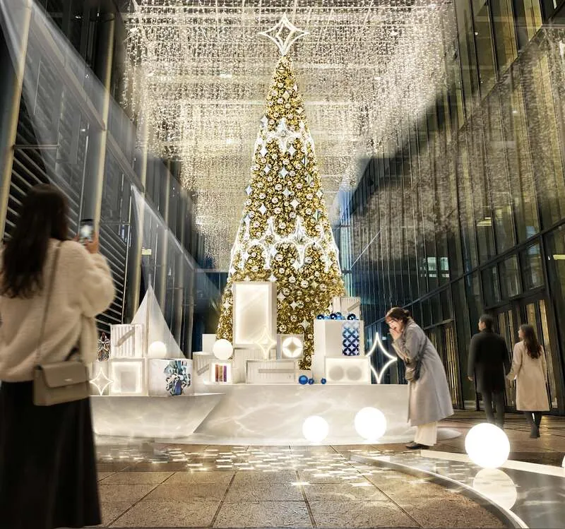 高さ約7mのクリスマスツリーと、七宝文様を各所に取り入れた「MIRAGE VOYAGE 〜きらめきを映す、冬の航路〜」イメージ