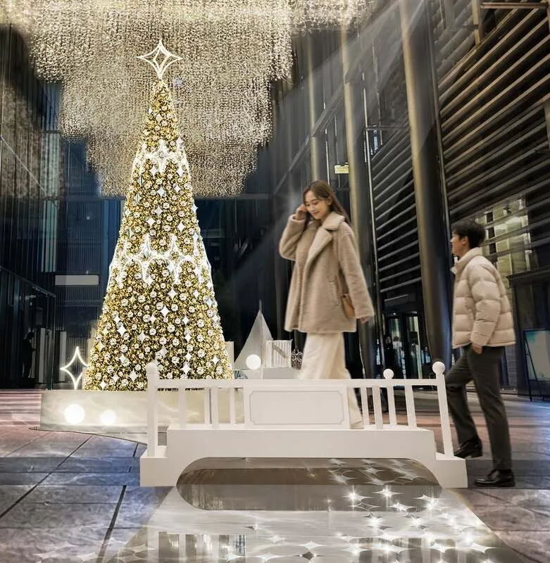 架け橋：船やツリーを背景に、クリスマスの情景の一部になれる没入感あふれるフォトスポット