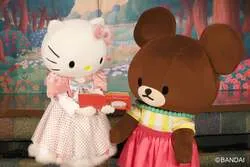 「キティたちとサンタのおてつだい！ピューロランドで「くまのがっこう」と初コラボ」の写真