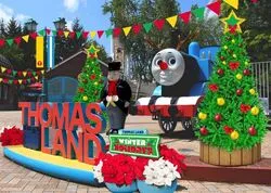 「トナカイ姿の“赤鼻のトーマス”と記念撮影！富士急ハイランドのクリスマスイベント」の写真