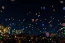 「七五三の想いをランタンに込めて夜空へ！大阪・扇町公園で家族みんなの願いを打ち上げ」の写真