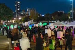 「七五三の想いをランタンに込めて夜空へ！大阪・扇町公園で家族みんなの願いを打ち上げ」の写真