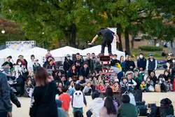 「七五三の想いをランタンに込めて夜空へ！大阪・扇町公園で家族みんなの願いを打ち上げ」の写真