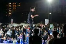 「七五三の想いをランタンに込めて夜空へ！大阪・扇町公園で家族みんなの願いを打ち上げ」の写真