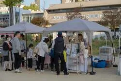 「七五三の想いをランタンに込めて夜空へ！大阪・扇町公園で家族みんなの願いを打ち上げ」の写真