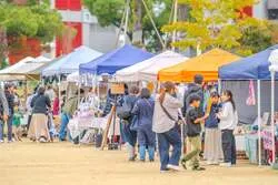 「七五三の想いをランタンに込めて夜空へ！大阪・扇町公園で家族みんなの願いを打ち上げ」の写真