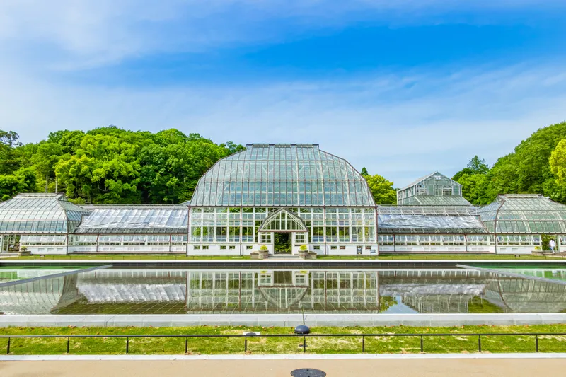 「東洋一の水晶宮」と呼ばれた東山動植物園の温室前館（画像提供：daysgoby_JPN / PIXTA）