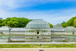 「東洋一の水晶宮」と呼ばれた東山動植物園の温室前館（画像提供：daysgoby_JPN / PIXTA）