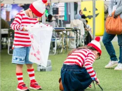 過去開催時の「まちなかクリーン大作戦」に参加する子供たち。参加した子供にはお菓子などの景品をプレゼント