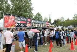 「黒毛和牛5部位食べ比べ！約40店舗がそろう肉まつりが羽曳野市で入場無料　縁日も♪」の写真