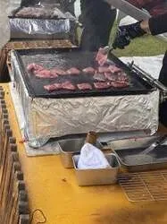 「黒毛和牛5部位食べ比べ！約40店舗がそろう肉まつりが羽曳野市で入場無料　縁日も♪」の写真