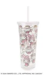 カフェスタッフ姿のキャラクターをデザインしたクリアタンブラーや缶バッジなどのオリジナルグッズ