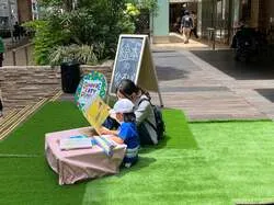 「ダンボール迷路をド派手にペイント！サンシャインシティで遊んで学べるプレーパーク」の写真