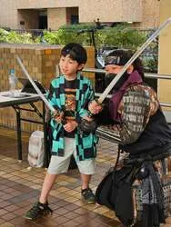 「ダンボール迷路をド派手にペイント！サンシャインシティで遊んで学べるプレーパーク」の写真
