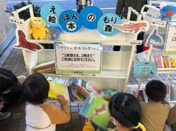 「ダンボール迷路をド派手にペイント！サンシャインシティで遊んで学べるプレーパーク」の写真