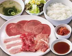 定番“4種盛り”焼肉定食（お肉普通盛200g：1,290円、お肉大盛り300g：1,590円）