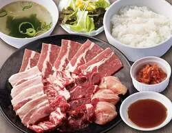 メガ“5種盛り”焼肉定食（お肉メガ盛り400g：1,890円）