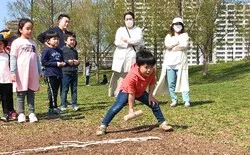 「木の棒を投げてピンを倒すモルックに親子で挑戦！代々木公園で大会＆無料体験会を開催」の写真