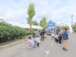 はたらく車の展示コーナー「トラックひっぱり体験」の様子（2025年開催時）