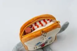 「パンどろぼう「まずい」顔がふわモフポーチに！パスケースにもなる付録MOOK12月発売」の写真