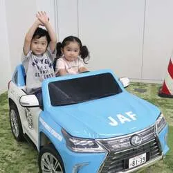 「ドクターイエローのミニ新幹線に乗れる！空港のレア車両や制服体験も羽田で2日間開催」の写真