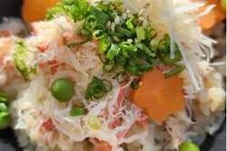 蟹をぜいたくに使った「蟹釜めし」