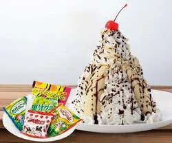 「お菓子を盛り付け！高さ18cm名物バナナマウンテンの新作2種がいっちょう5店舗に新登場」の写真
